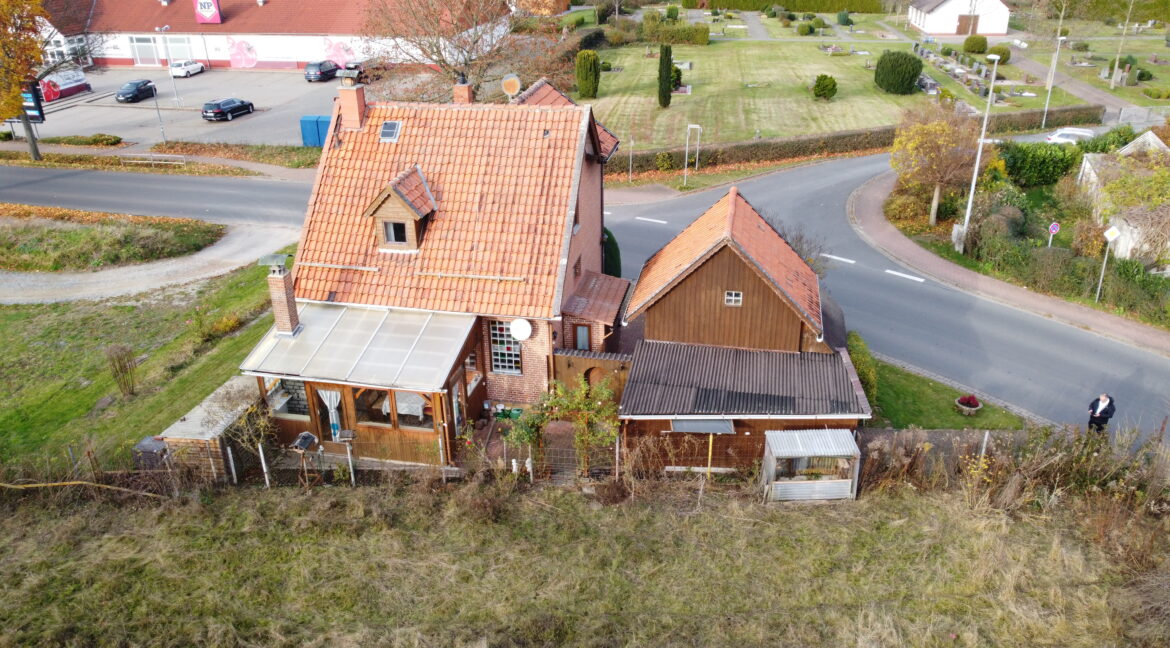 Luftbild der Immobilie - Einfamilienhaus in Bodenburg zu verkaufen