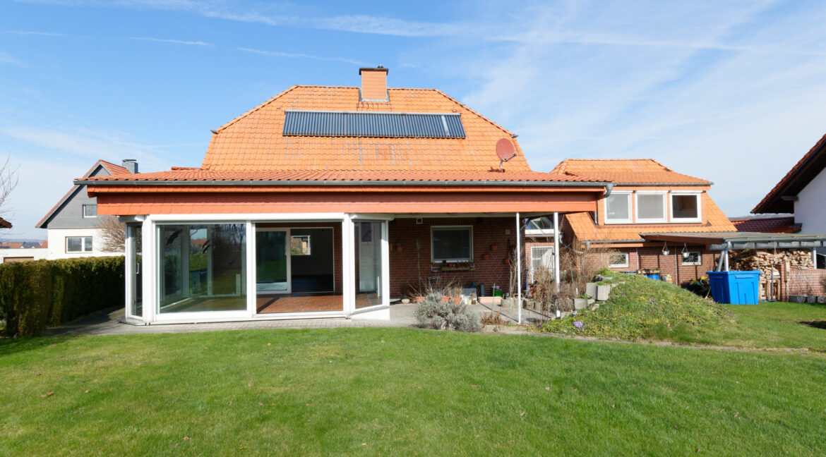 Rückansicht des EInfamilienhauses mit Nebengebäude - Einfamilienhaus in Bockenem zu verkaufen
