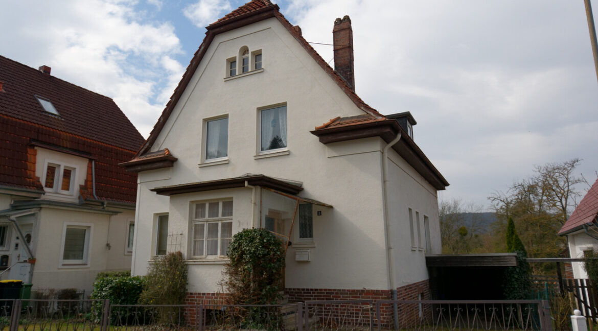 01 Frontansicht mit Carport