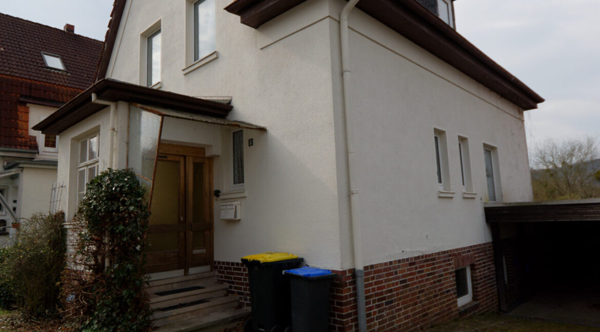 05 Ansicht mit Eingang und Carport