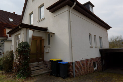 05 Ansicht mit Eingang und Carport