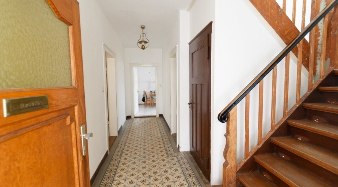 06 Haustür mit Flur und Treppe