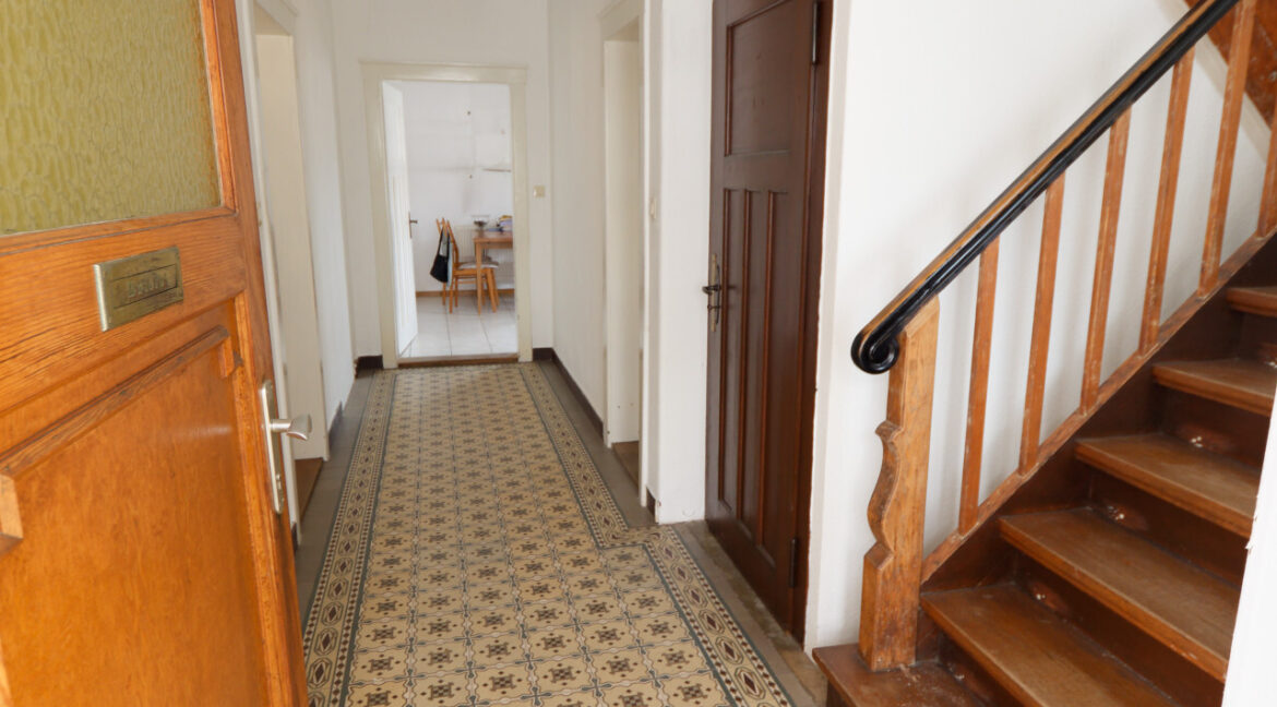 07 Haustür mit Flur und Treppe