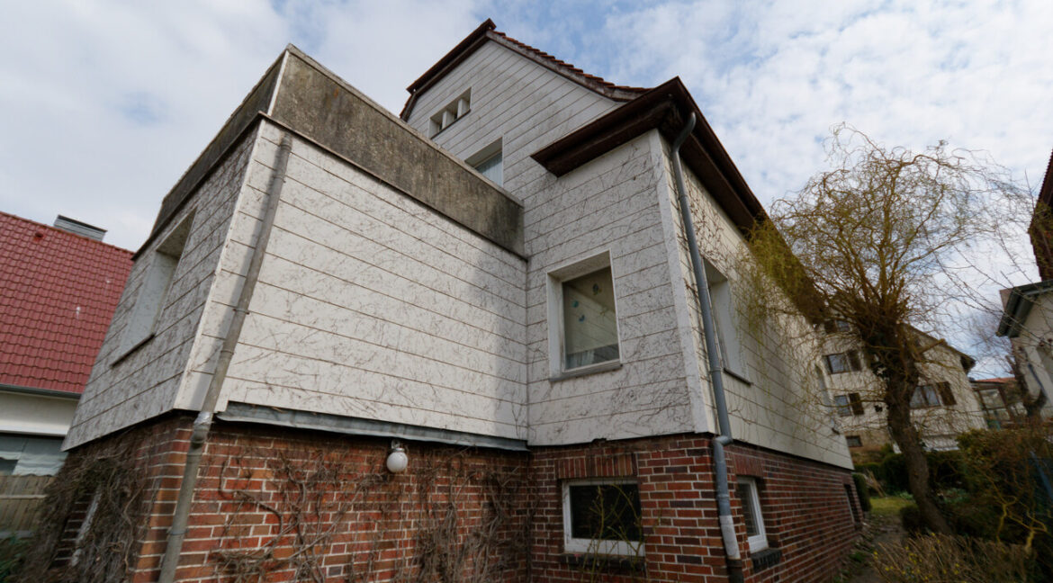 20 Rückansicht mit Terrasse im OG