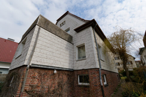 20 Rückansicht mit Terrasse im OG